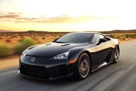 Lexus trở lại cuộc đua doanh số xe hạng sang