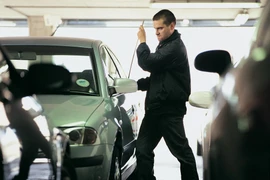 Bí kíp ngăn "đạo chích" viếng thăm xế yêu của bạn