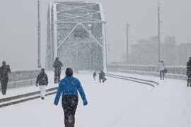 Tàn phá xong miền nam, bão tuyết lớn đổ bộ miền bắc nước Mỹ