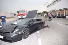 Lamborghini Murcielago "phá nát" đại lý xe BMW