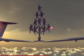 Gửi lời chúc giáng sinh bằng tuyệt kĩ xoạc chân giữa hai máy bay