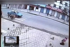 Rơi xuống hố vì mải "buôn điện thoại" 