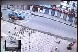 Rơi xuống hố vì mải "buôn điện thoại" 