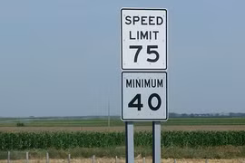 Lái xe kiểu "rùa bò" cũng bị phạt