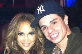 "Bồ nhí" của J.Lo tiết lộ chuyện "chăn gối" của hai người