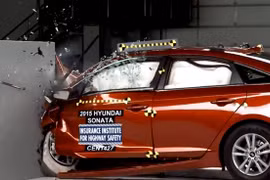 Hyundai Sonata 2015 vỡ tan tành trong bài kiểm tra độ an toàn
