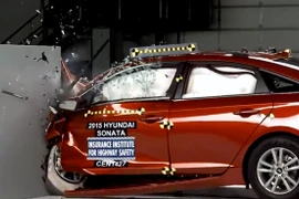 Hyundai Sonata 2015 vỡ tan tành trong bài kiểm tra độ an toàn