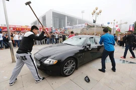 Đại gia thuê người đập nát siêu xe Maserati 8.8 tỉ đồng