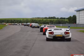 Hơn 200 siêu xe đổ ra phố khiến đường tắc nghẽn