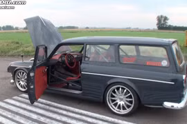 Ferrari 458 Italia 2011 "bẽ mặt" vì "ông già" Volvo Amazon 1967