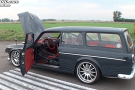 Ferrari 458 Italia 2011 "bẽ mặt" vì "ông già" Volvo Amazon 1967