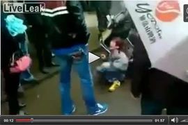 Cậu bé bị đánh đập dã man giữa phố, không ai can thiệp