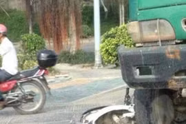 Vẫn học bài dù bị mắc kẹt dưới bánh xe sau tai nạn 