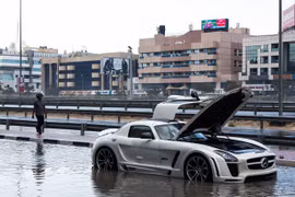 Mercedes SLS AMG “chết đuối” sau trận mưa