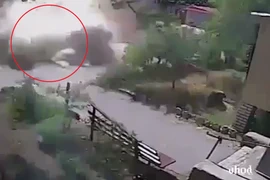 Cảnh tượng đạn pháo nổ ngay trên đường phố ở Lugansk