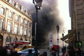Cháy lớn tại trung tâm Paris, hàng chục siêu xe... "thiệt mạng" 