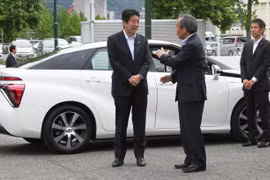 Thủ tướng Shinzo Abe đích thân chạy thử Toyota FCV 