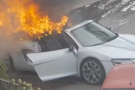 Siêu xe bỗng nhiên bốc cháy trong đám cưới