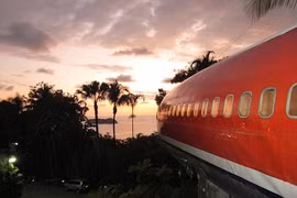 Máy bay Boeing cũ biến thành phòng khách sạn sang trọng 