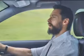 Người sói Wolverine trổ tài ca hát khi quảng cáo cho Toyota Crown