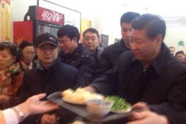 Tập Cận Bình xếp hàng mua bánh bao gây xôn xao dư luận