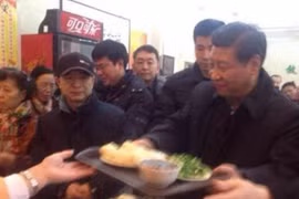 Tập Cận Bình xếp hàng mua bánh bao gây xôn xao dư luận