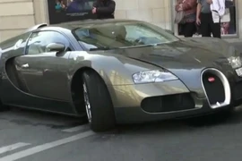 Samuel Eto'o "lượn" Bugatti Veyron "đốt tiền" ở Paris