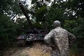 Quân đội Ukraine tiếp tục nã pháo vào Lugansk bất chấp lệnh ngừng bắn 