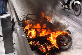 Xăng “đểu” gây cháy xe, sao chỉ Honda và SYM "dính"?