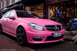 Mercedes C63 AMG khoác áo hồng Barbie 