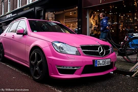 Mercedes C63 AMG khoác áo hồng Barbie 