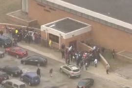 Học sinh lớp 8 mang súng đến trường tự sát