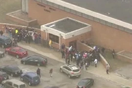 Học sinh lớp 8 mang súng đến trường tự sát