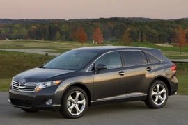 Toyota thu hồi Camry và Venza do lỗi đèn báo