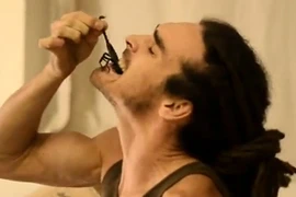 Kinh dị người đàn ông ăn chuột chết