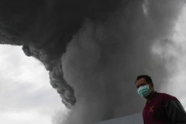 Sơ tán khẩn cấp 19.000 người do núi lửa phun trào ở Indonesia