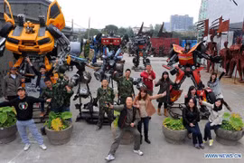 Tạo ra 600 Robot Transformer từ xe hơi cũ