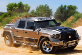 Vợ chồng nàng Kim "siêu vòng ba" tiêu tốn triệu đô cho xe bọc thép