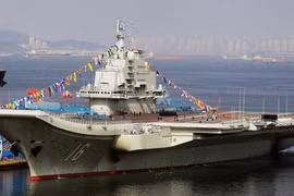 Bộ trưởng quốc phòng Mỹ tham quan tàu sân bay của Trung Quốc 