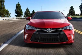 Toyota Camry 2015 hoàn toàn mới chính thức lộ diện 
