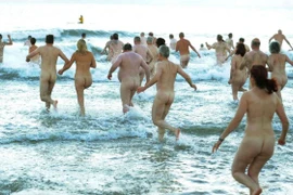 200 người tắm nude cùng lao xuống biển