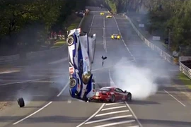 Tai nạn khủng khiếp trên đường đua LeMans 2012