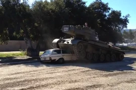 Arnold Schwarzenegger chơi trội: Lái xe tăng cán nát ôtô