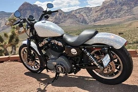 "Xế nổ" đính hàng ngàn viên pha lê lấp lánh