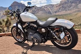 "Xế nổ" đính hàng ngàn viên pha lê lấp lánh