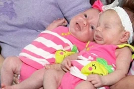 Mẹ mang thai, sinh con hộ con gái