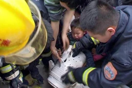 Cậu bé 2 tuổi mắc kẹt trong máy giặt 