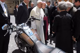 Giáo hoàng Francis đấu giá từ thiện chiếc Harley-Davidson được tặng 