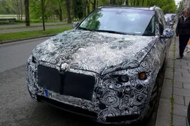 BMW X7 lần đầu lộ ảnh trên phố