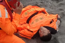 Bám nắp quan tài, trôi dạt suốt 60 giờ trên biển